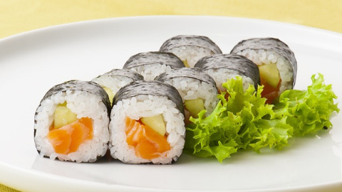 Sushi maki de salmón. 