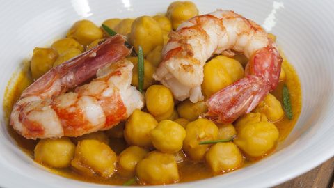 Garbanzos con langostinos. 