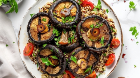 Portobello asado sobre ensalada de quinoa. 