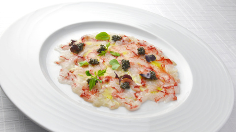 Carpaccio de gambones y huevas. 