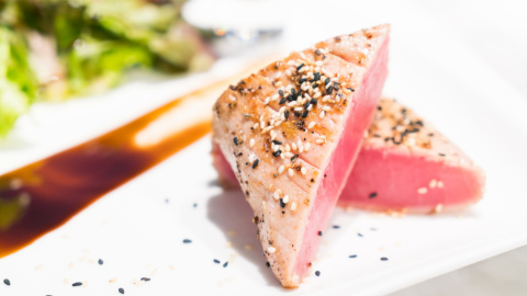 Tataki de atún con salsa ponzu. 