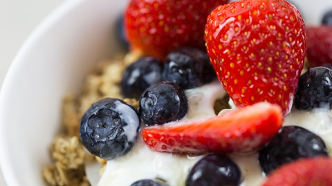 Yogur griego con frutos del bosque. 