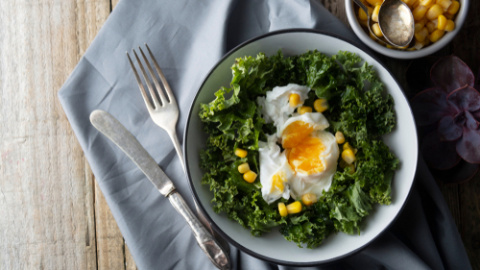 Ensalada de col kale con huevo escalfado. 