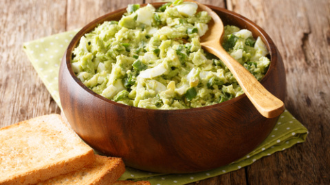 Ensalada de aguacate y huevo cocido. 