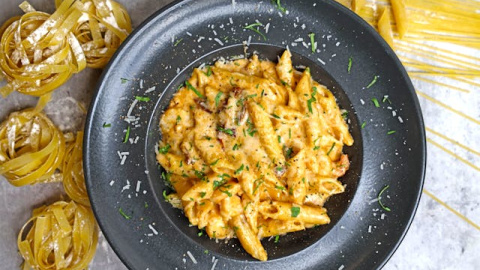 Macarrones con salsa de curry. 