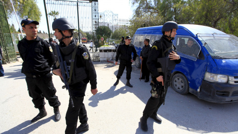 Varios agentes de la Policía tunecina, vigilando el  Mueso Nacional del Bardo, de Túnez. REUTERS/Anis Mili