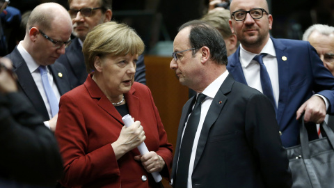 La canciller alemana Angela Merkel conversa con el presidente francés Francois Hollande antes del comienzo de la cumbre de Bruselas, en la que prevén mantener un encuentro aparte con el primer ministro griego Alexis Tsipras. REUTERS/Francoi