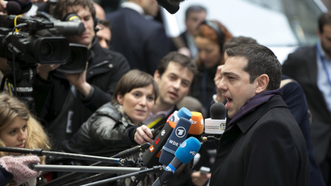 El primer ministro griego, Alexis Tsipras, realiza unas declaraciones a los periodistas a su llegada a la cumbre de la UE en Bruselas. REUTERS/Yves Herman