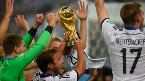 Götze, con la Copa del Mundo junto a los jugadores alemanes tras la final del Mundial de Brasil. AFP / ODD ANDERSEN