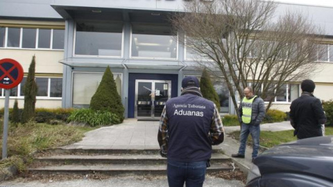 Agentes de Vigilancia Aduanera, durante el registro practicado en Lugo. Eliseo Trigo EFE