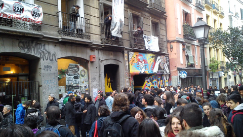 Centenares de personas acuden a apoyar al Patio Maravillas frente a la orden de desalojo n la Calle Pez del barrio de Malazaña./ B. GORDALIZA