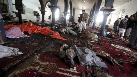 Los cadáveres de las víctimas del ataque a la mezquita de Saná. REUTERS/Khaled Abdullah