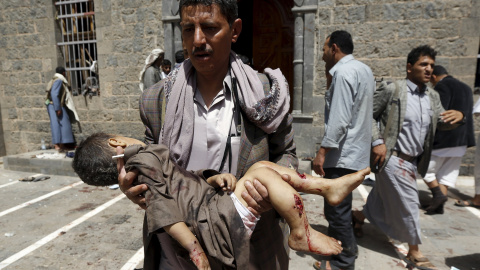 Un hombre traslada el cuerp de un niño víctima del ataque terrorista a una mezquita en Saná (Yemen). REUTERS/Khaled Abdullah