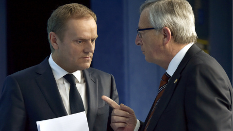 El presidente de la Comisión Europea, Jean-Claude Juncker, conversa con el presidente del Consejo Europeo,Donald Tusk, tras la rueda de prensa al finalizar la cumbre de Bruselas. REUTERS/Eric Vidal