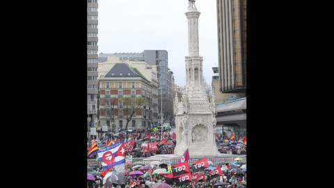 Miles de participantes en las Marchas por la Dignidad han llegado hasta la Plaza de Colón, donde han confluido las nueve columnas procedentes de todas las comunidades autónomas, para protestar contra las consecuencias de las políticas de au