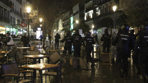 Antidisturbios cargan contra manifestantes después de la manifestación de las Marchas de la Dignidad./ EFE