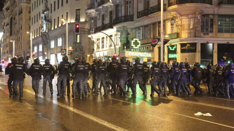 Las cargas policiales se han producido en la calle de Gran Vía y la calle de Montera en Madrid contra manifestantes después de la concentración en la Plaza de Colón de las Marchas de la Dignidad./ EFE