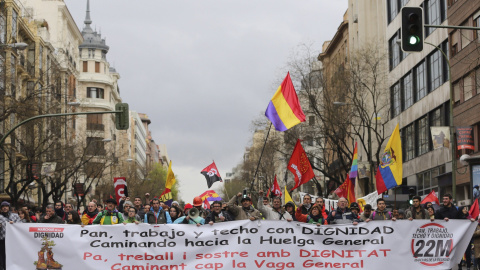 Una de las nueve columnas que integran las Marchas de la Dignidad, procedentes de todas las comunidades autónomas y formadas por cientos de manifestantes, camino de la madrileña Plaza de Colón para protestar contra las consecuencias de las 