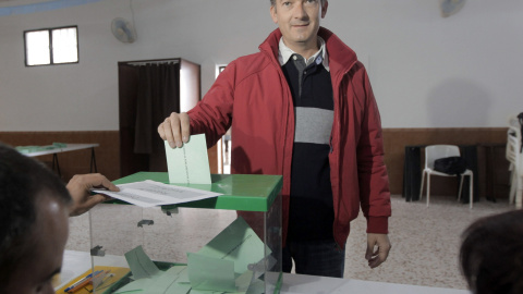 El candidato de UPyD a la Junta de Andalucía, Martin de la Herrán, ejerce su derecho al voto en la pedanía de Torrecera, en Jerez de la Frontera, durante la jornada de elecciones autonómicas en Andalucía. EFE/Víctor López