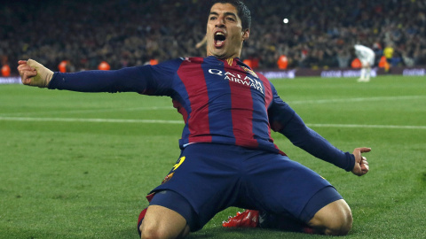 Luis Suárez celebra su gol al Real Madrid en el Clásico. REUTERS/Albert Gea