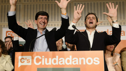 El candidato de Ciudadanos a la Presidencia de la Junta de Andalucía, Juan Marín, acompañado por el líder nacional, Albert Rivera, durante su comparecencia tras conocerse el resultado final de las elecciones andaluzas./EFE- Raúl Caro