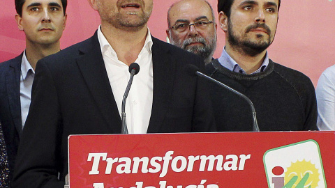 El candidato de IU a la junta de Andalucía, Antonio Maíllo, acompañado por el candidato a la presidencia del gobierno nacional, Alberto Garzón, durante su comparecencia en la sede del partido en Sevilla, tras conocer el resultado de las ele