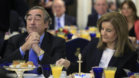 El presidente de la CEOE, Joan Rossell y la ministra de Empleo, Fátima Báñez. - EFE