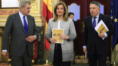 La ministra de Empleo y Seguridad Social, Fátima Báñez, junto al secretario de Estado de la Seguridad Social, Tomás Burgos, entrega al presidente del Congreso de los Diputados, Jesús Posada, el Informe Anual del Fondo de Reserva de la Segur