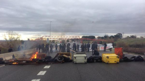 Barricadas en la carretera cercana a la UAM./ Foto vía Twitter @juancarlosmohr