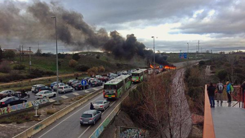 La N-607 cortada por una gran barricada, cerca de la UAM./ Foto vía Twitter @juancarlosmohr