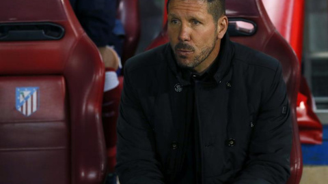 Simeone en el banquillo del Vicente Calderón. /EFE