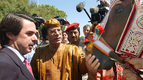 José María Aznar junto a Gadafi en su visita a Libia en 2003. EFE