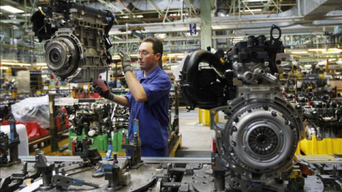 Un trabajador en la cadena de montaje de la factoria de Ford en Almussafes. EFE