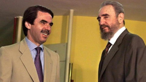 Aznar, durante un encuentro en Río de Janeiro, junto  Fidel Castro, en 1999. AFP