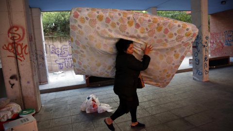 Una mujer traslada sus pertenencias después de que su familia haya sido desahuciada de su vivienda en Madrid. REUTERS