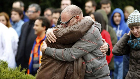 Trabajadores de la multinacional Delphi, dos de cuyos empleados viajaban en el avión siniestrado en Francia, durante los cinco minutos de silencio en la factoría de la empresa en Sant Cugat del Vallés (Barcelona). / EFE