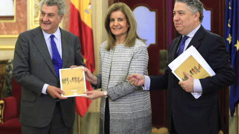 La ministra de Empleo, Fátima Báñez, junto al secretario de Estado de la Seguridad Social, Tomás Burgos, entrega hoy al presidente del Congreso de los Diputados, Jesús Posada, el Informe Anual del Fondo de Reserva de la Seguridad Social. EF