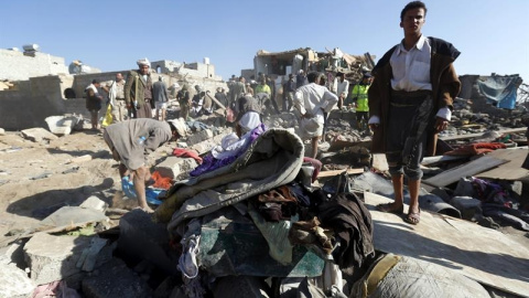 Miembros armados de las milicias hutíes inspeccionan el lugar donde se ha producido un bombardeo saudí en un barrio en Saná./ EFE