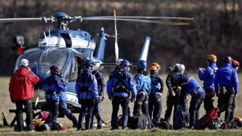 Miembros de los equipos de rescate se preparan para reanudar la búsqueda en Seyne les Alps en Francia. / DANIEL KARMANN (EFE)