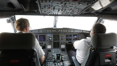 Interior de la cabina de un Airbus A320 como el que se estrelló en los Alpes. / REUTERS