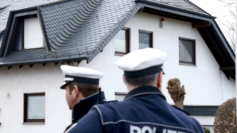 Agentes de la Policía alemana en el exterior de la casa del copiloto del vuelo 4U 9524 de Germanwings Andreas Lubitz en Montabaur. REUTERS/Ralph Orlowski