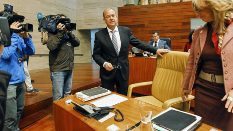 El presidente del Gobierno de Extremadura, José Antonio Monago, antes de comparecer en el Pleno del Parlamento de Extremadura.- EFE