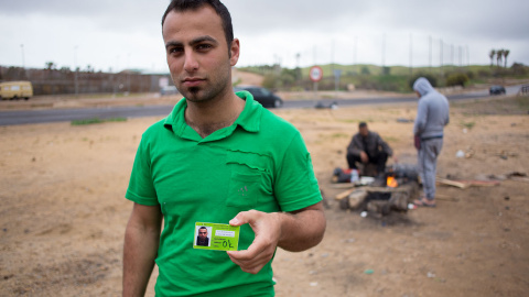 Ammar Hadani, refugiado sirios, muestra su tarjeta de acceso al CETI de Melilla. -JAIRO VARGAS