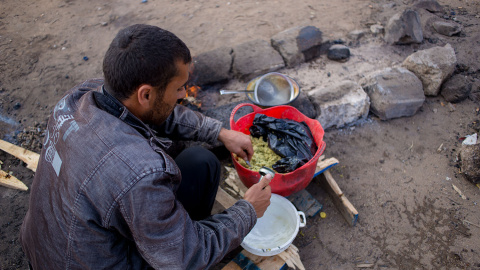 Uno de los refugiados sirios en el CETI de Melilla cocina falafeles en la puerta del centro. -JAIRO VARGAS