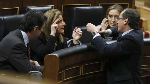 De izda. a dcha. los ministros de Industria, José Manuel Soria, de Empleo, Fátima Báñez, de Fomento, Ana Pastor y de Sanidad, Alfonso Alonso, conversan durante el pleno  en el Congreso. EFE/Kiko Huesca