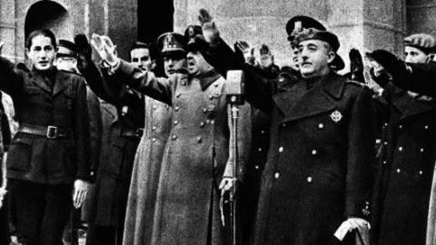 Dionisio Ridruejo (a la izquierda), miembro de Falange, realiza el saludo fascista junto a Franco ante la tumba de José Antonio Primo de Rivera. EFE