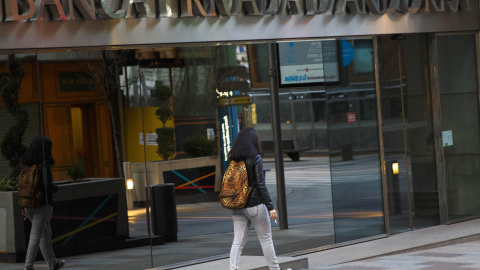 Una mujer pasa por delante de la sede de  Banca Privada D'Andorra (BPA) en Escaldes-Engordany. REUTERS/Sergio Perez