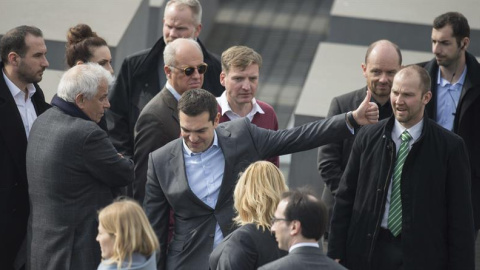 El primer ministro griego, Alexis Tsipras, visita el Monumento a las Víctimas del Holocausto durante su estancia en Berlín. - EFE