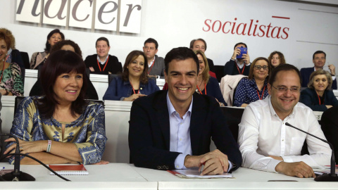 El secretario general del PSOE, Pedro Sánchez, acompañado por Micaela Navarro y César Luena, al inicio de la reunión del Comité Federal del PSOE, máximo órgano del partido entre congresos, para aprobar todas las listas y candidatos que conc