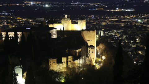 La ciudad de Granada se suma a la Hora del Planeta apagando las luces de la Alhambra. - EFE